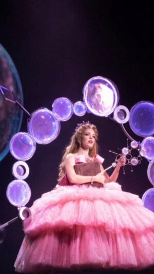 Glinda Wallpaper
