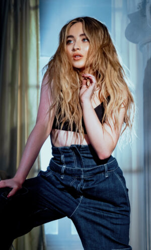 HD Sabrina Carpenter Wallpaper