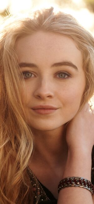4K Sabrina Carpenter Wallpaper 