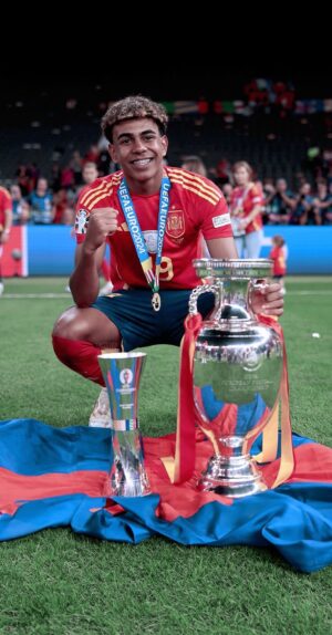 HD Lamine Yamal Wallpaper 